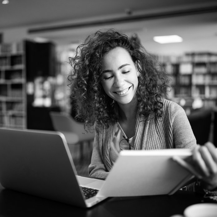 dziewczyna pracująca przy komputerze