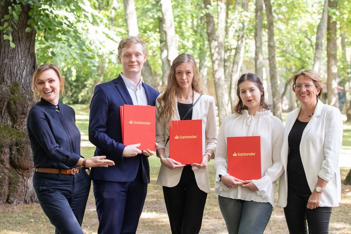 Nagrodzeni studenci pozujący do zdjęcia z dyplomami