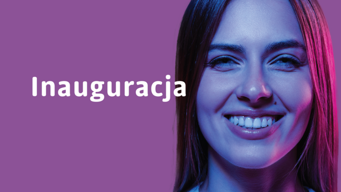 młoda kobieta i napis inauguracja