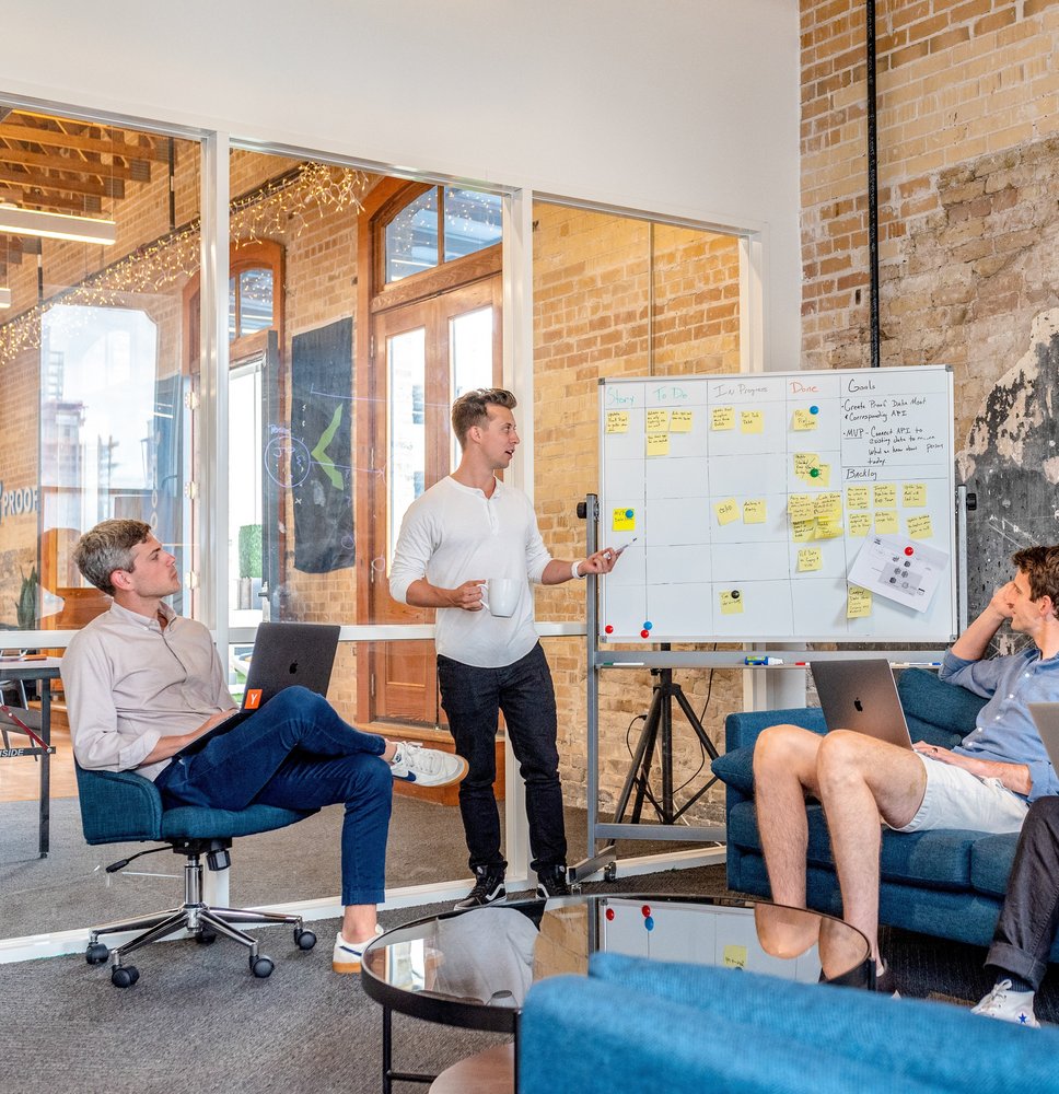 grupa osób pracujących białej tablicy