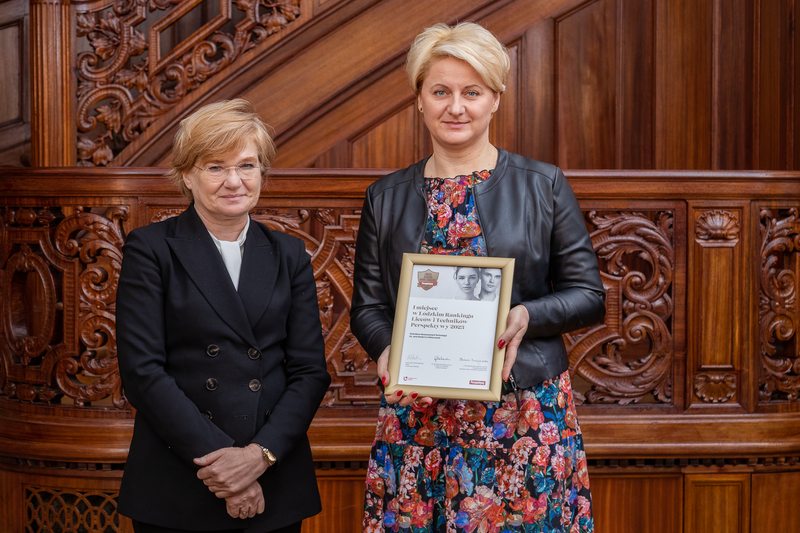 Rektor UŁ oraz Dyrektor Technikum Nowoczesnych Technologii im. Jana Pawła II w Kleszczowie trzymająca dyplom