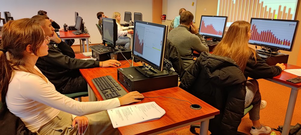 sala komputerowa wypełniona uczestnikami szkolenia, pracującymi pojedynczo przy stanowiskach komputerowych