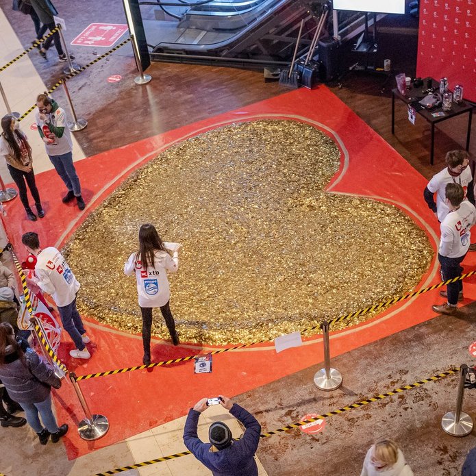 Studenci SKN Inwestor oraz duże serce ze złotych monet