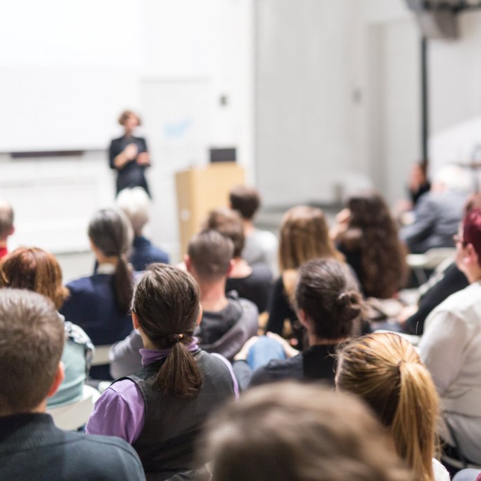 studenci słuchający wykładu
