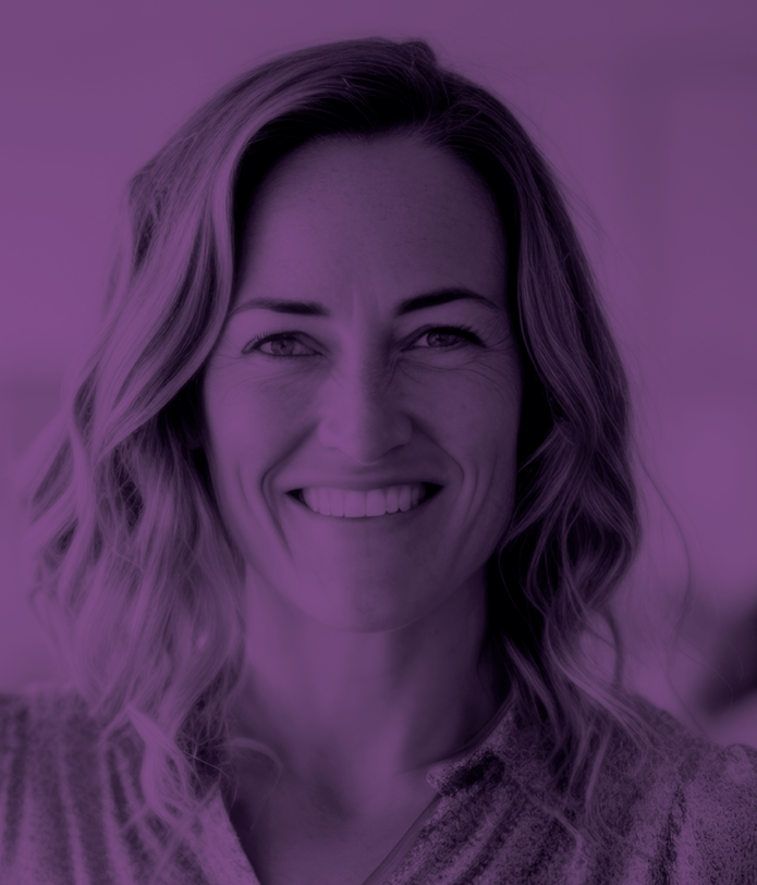 uśmiechnięta kobieta w średnim wieku