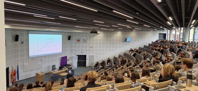 aula pełna młodzieży szkolnej