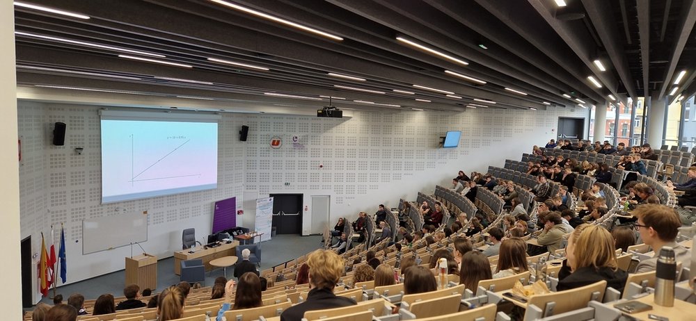 aula pełna młodzieży szkolnej