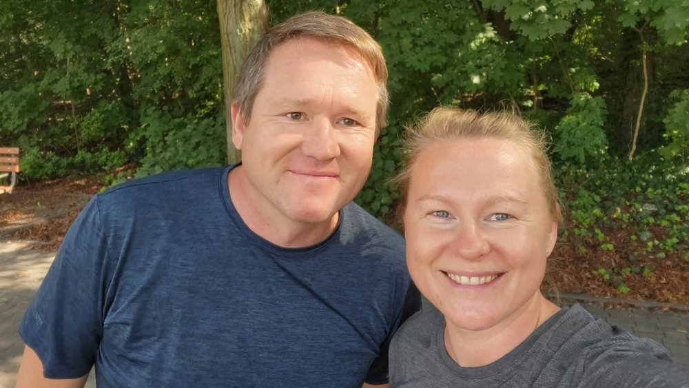 uczestnicy biegu w parku