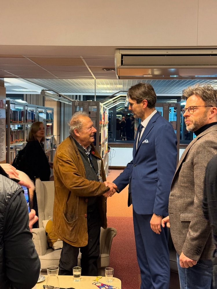 Zdjęcie ze spotkania, Rektor Uniwersytetu Łódzkiego podaje rękę Adamowi Michnikowi