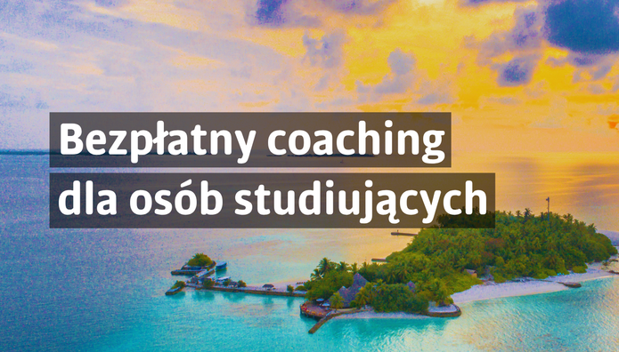Grafika promująca bezpłatny coaching dla osób studiujących. W tle widoczny jest tropikalny krajobraz z wyspą otoczoną turkusową wodą oraz zachodem słońca. Na środku umieszczono napis: „Bezpłatny coaching dla osób studiujących”.