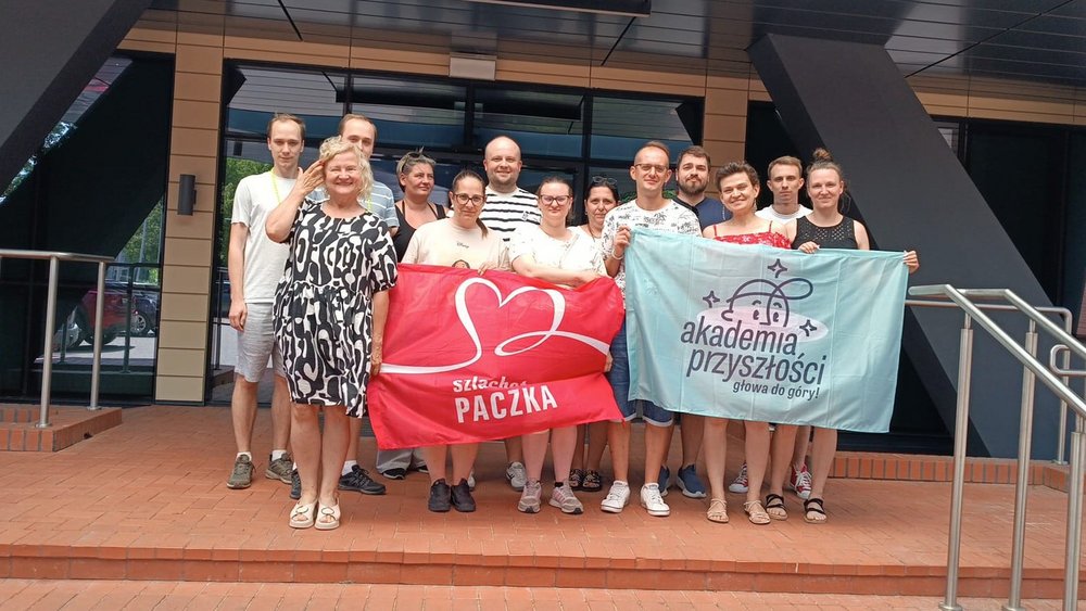 pozowanie grupy ludzi do zdjęcia