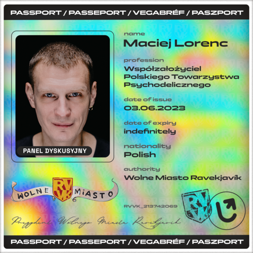 materiał graficzny zaprojektowany na wzór paszportu do Wolnego Miasta Ravejkavik, całość w jaskrawych kolorach, na zdjęciu Maciej Lorenc, brunet ok. 40 lat