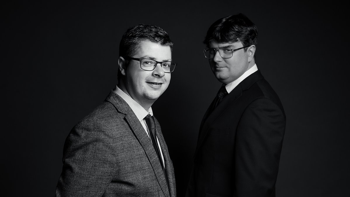 Dwóch mężczyzn w garniturach.