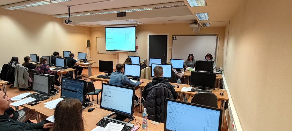 sala komputerowa wypełniona uczestnikami szkolenia, wsłuchanymi w słowa Prowadzących