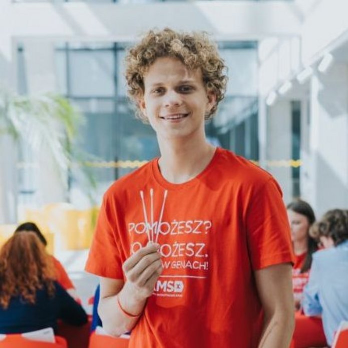 młody chlopak trzymający patyczki bawełniane do pobrania materiału