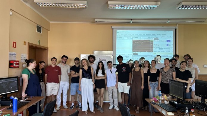 grupa studentów stojąca w sali wykładowej 