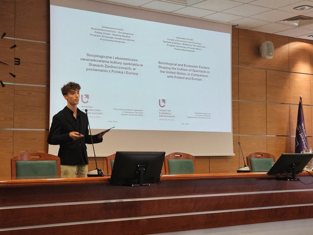 finał X edycji prezentacja osoby uczestniczącej i sala pełna młodych osób