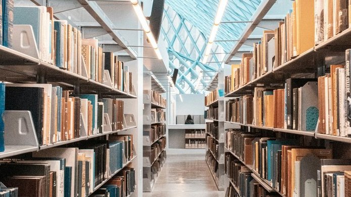 zdjęcie regału w bibliotece