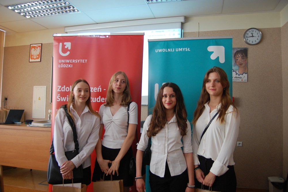 Uczestniczki seminarium podsumowującego VII edycję programu "Zdolny uczeń-świetny student" na Wydziale Chemii UŁ
