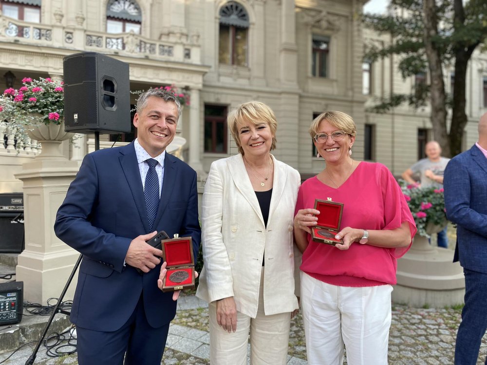 Grupa osób pozująca do zdjęcia