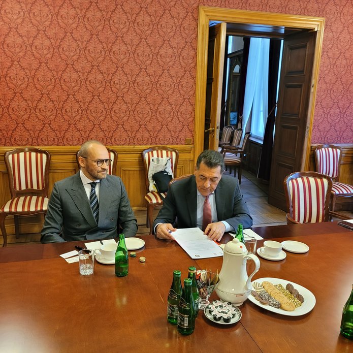 [Translate to English:] Członek delegacji z Iraku i prorektor podpisują dokumenty