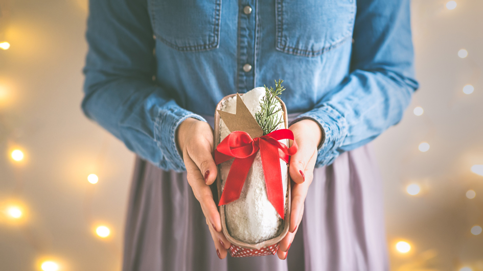 Zdjęcie kobiety trzymającej w dłoniach prezent