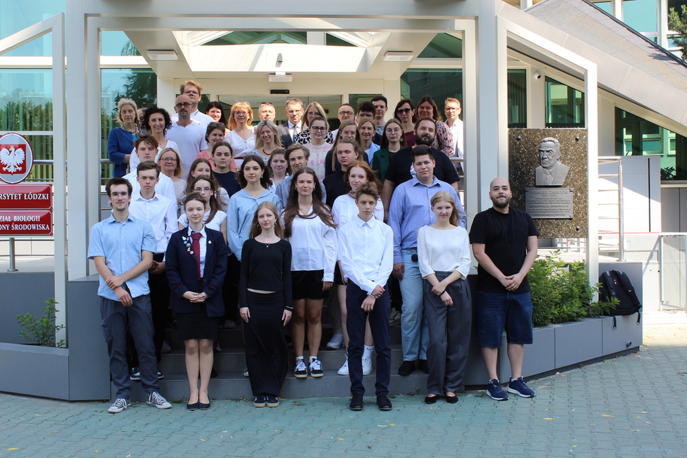 grupa młodych ludzi przed budynkiem Wydziału Chemii UŁ grupa młodych ludzi przed budynkiem Wydziału Chemii UŁ
