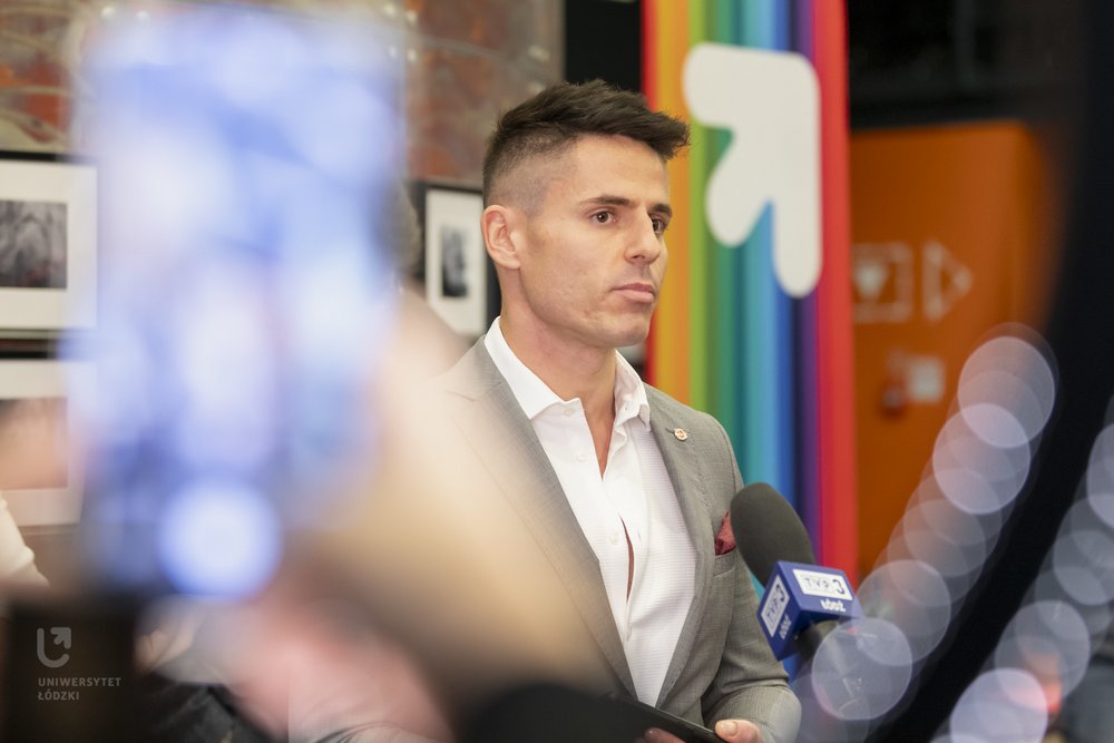 Bartosz Kałużny podczas briefingu