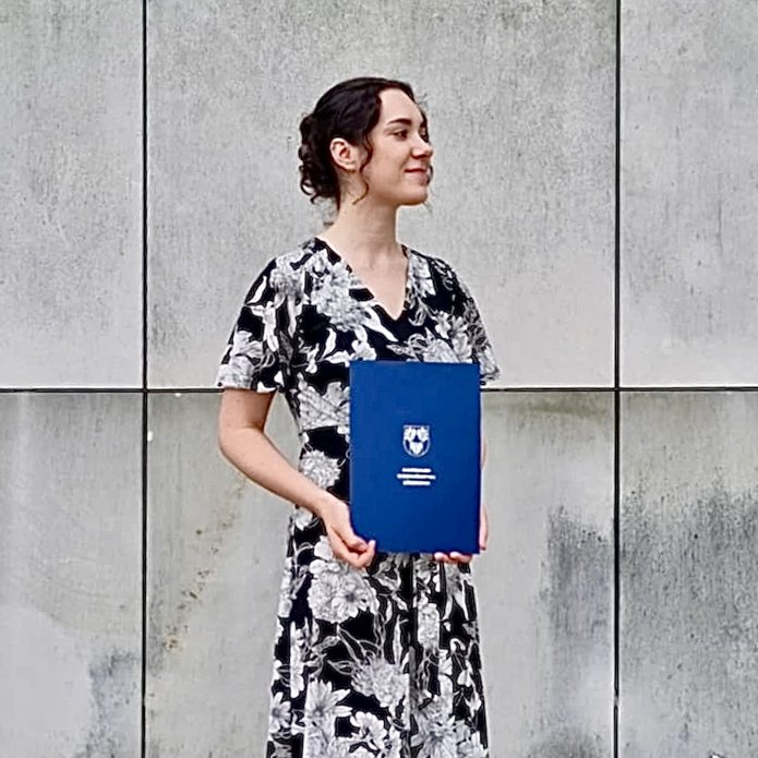 Laureatka stypendium pozująca do zdjęcia