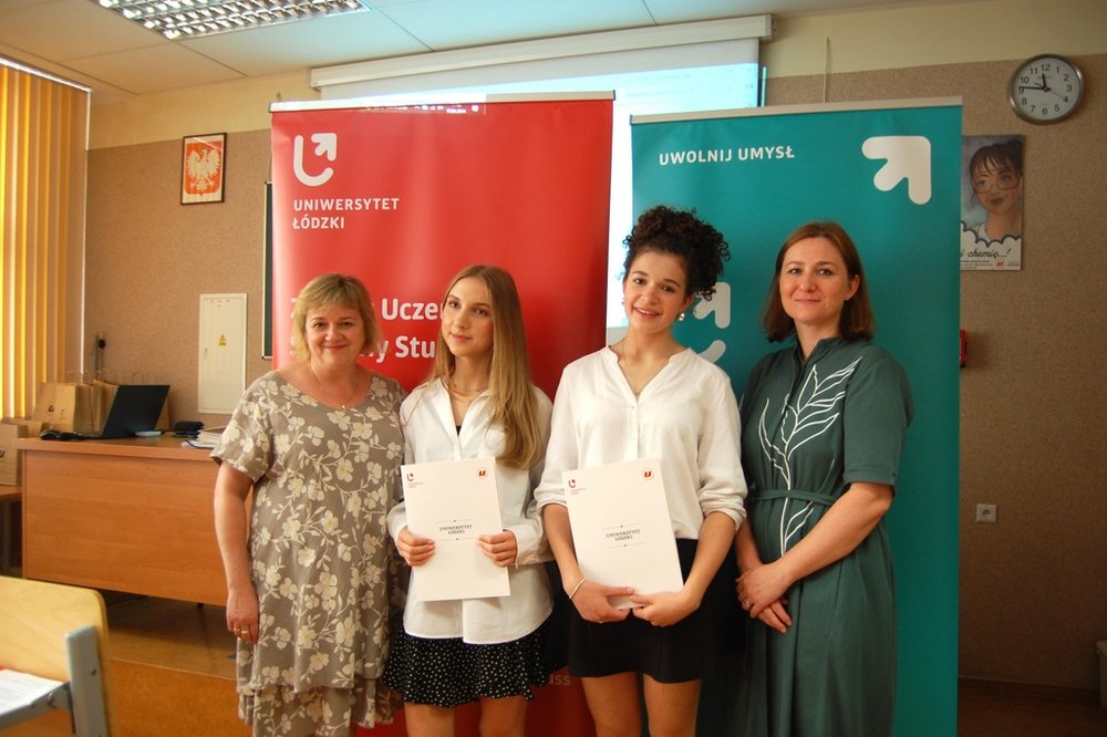 Uczestniczki seminarium podsumowującego VII edycję programu "Zdolny uczeń-świetny student" na  tle banerów Wydziału Chemii UŁ i  baneru ZUŚS