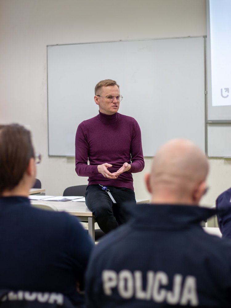 dr Mateusz Gaze w trakcie lekcji