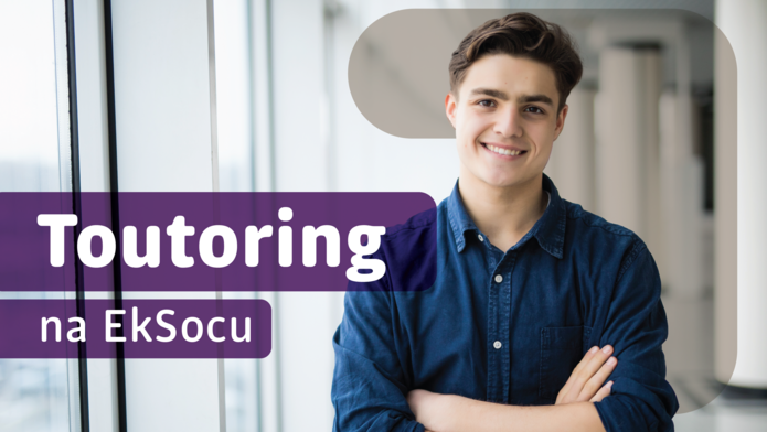 student w niebieskiej koszuli 