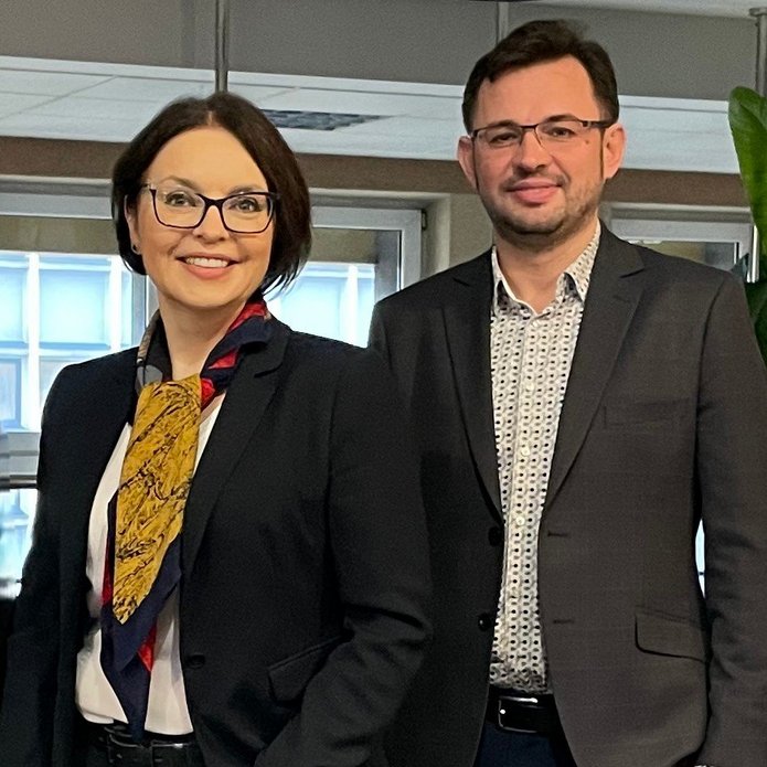 Kobieta i mężczyzna, pozujący do zdjęcia