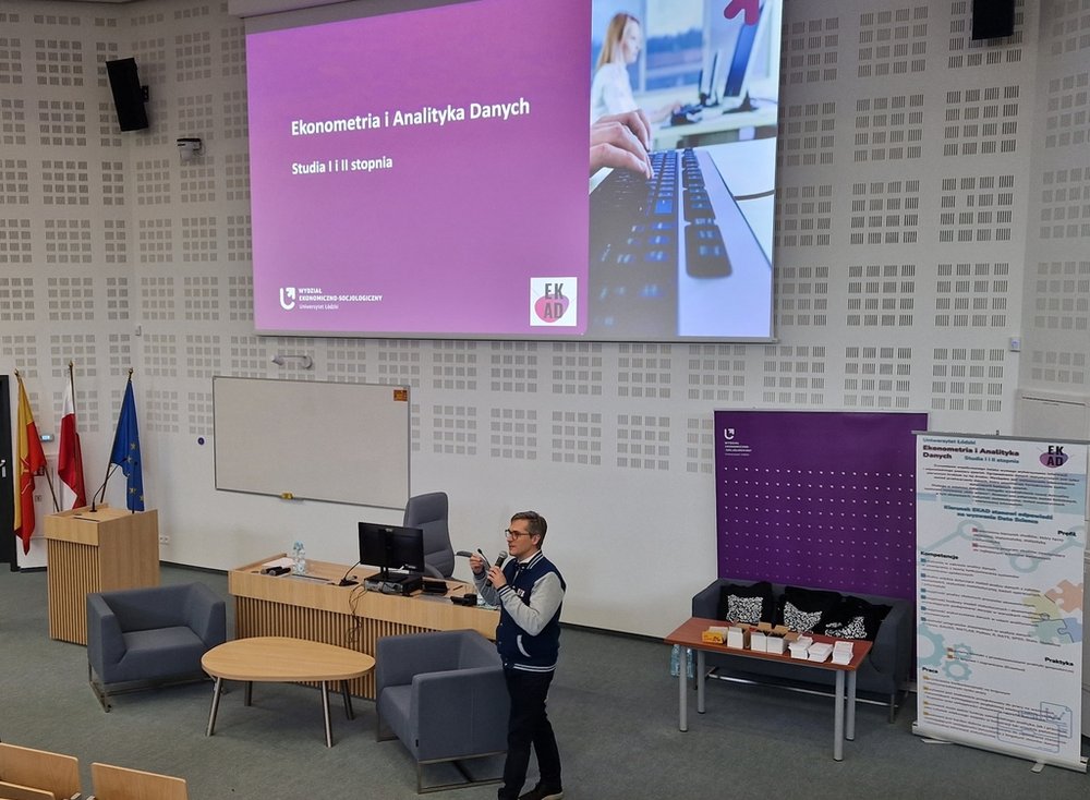 mężczyzna przemawiający do młodzieży