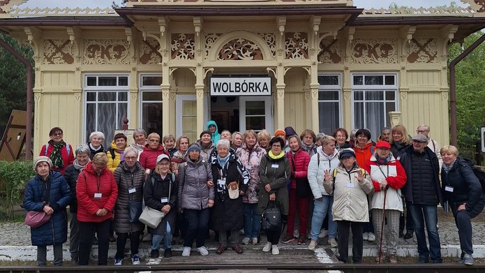Zdjęcie zbiorowe seniorów podczas wycieczki do Skansenu Rzeki Pilicy
