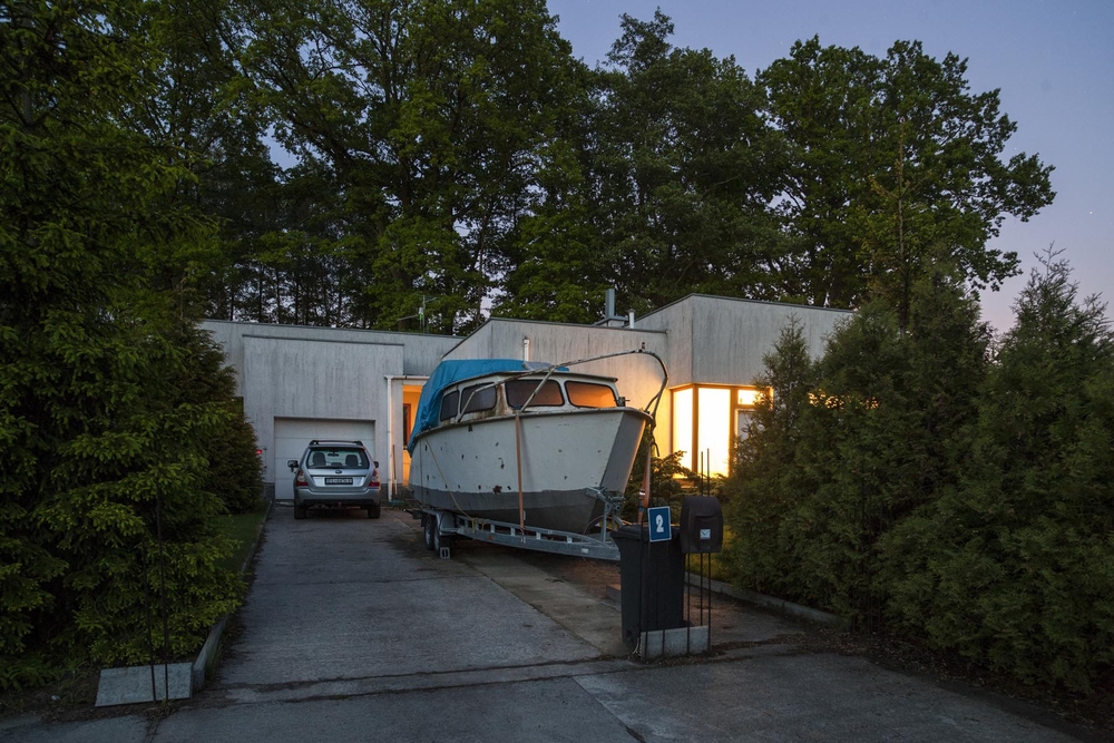 fotografia Artura Urbańskiego, która przedstawia łódkę i dom wieczorową porą