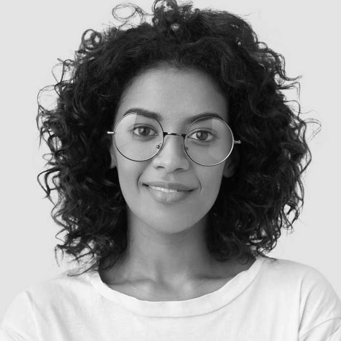 młoda uśmiechnięta dziewczyna