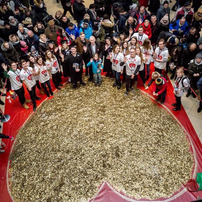 Studenci UŁ ze Sztabu SKN Inwestor stojący z Władzami UŁ przy sercu ułożonym ze złotych monet