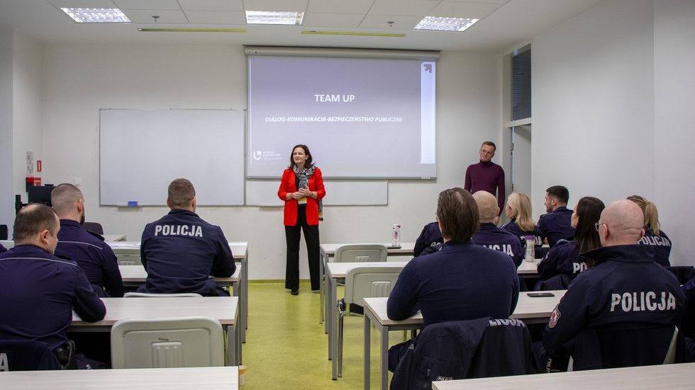 policjanci podczas lekcji angielskiego