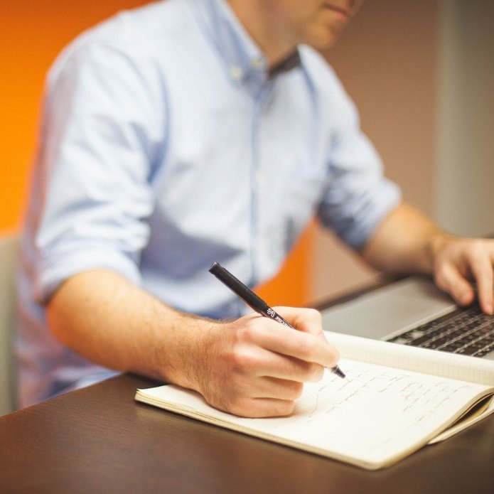 Odręczne notowanie na kartce papieru