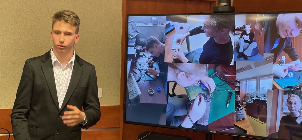 uczestnicy projektu zdolny uczeń, świetny student. Na zdjęciu: uczniowie szkół, wykładowcy UŁ