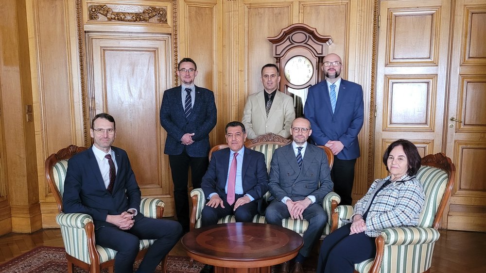 delegacja na wspólnym zdjęciu 