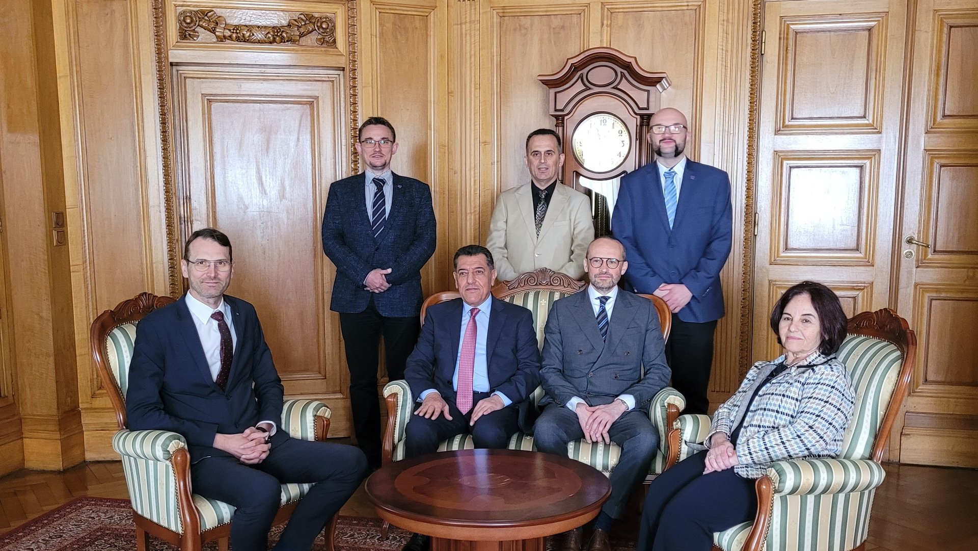 delegacja na wspólnym zdjęciu 