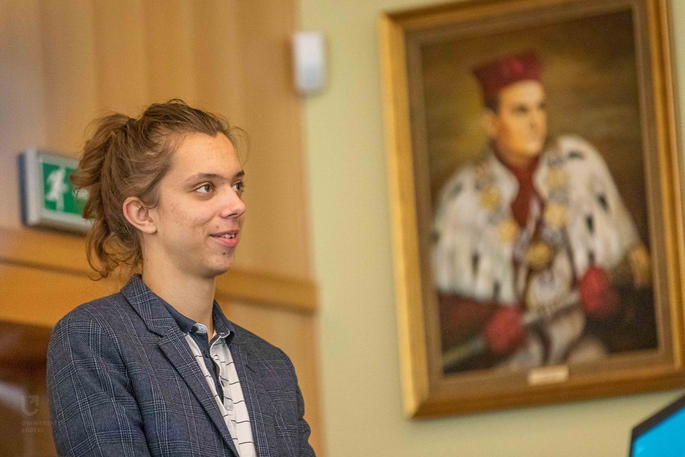 Uczeń biorący udział w spotkaniu w Sali senatu UŁ