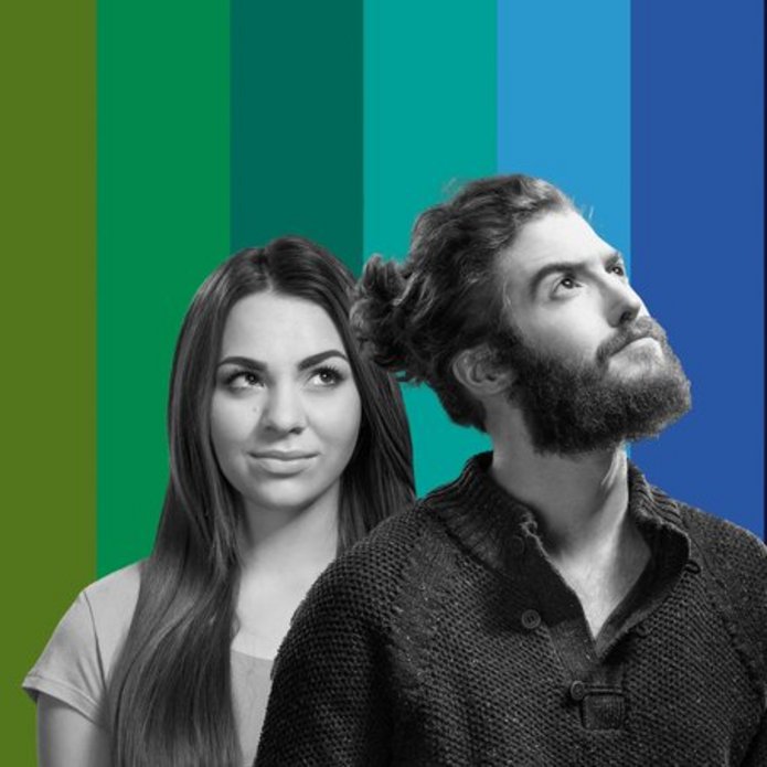 dziewczyna i chłopak na kolorowym tle 