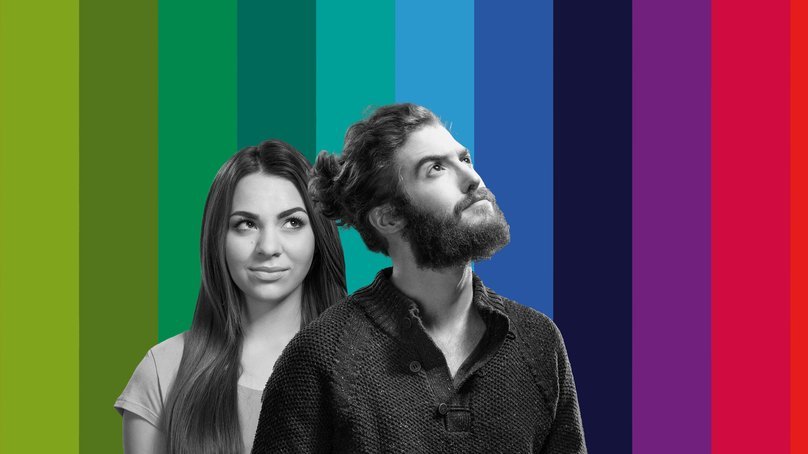 dziewczyna i chłopak na kolorowym tle