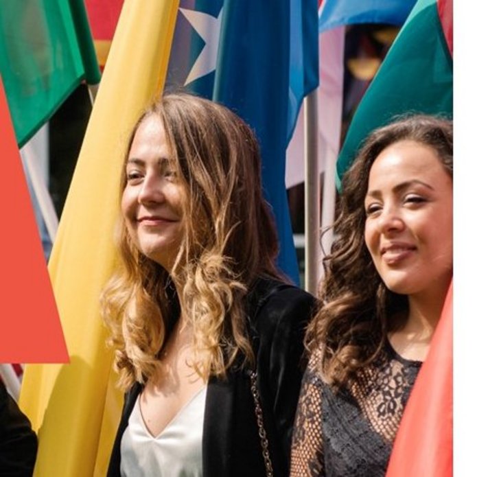 dwie młode uśmiechnięte kobiety