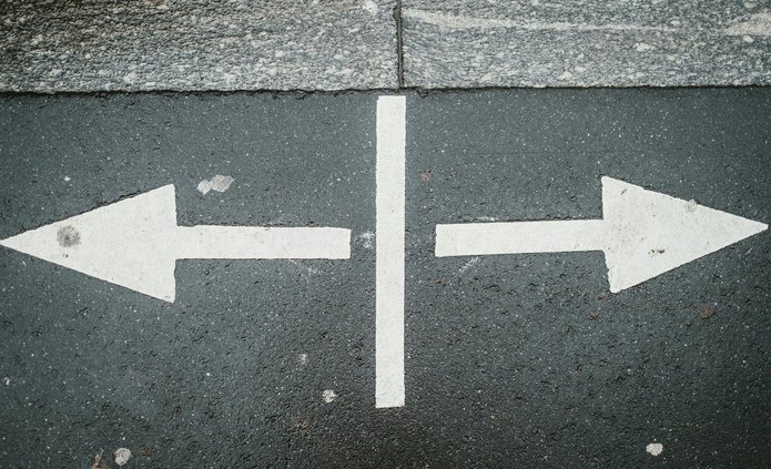 strzałki w dwie różne strony