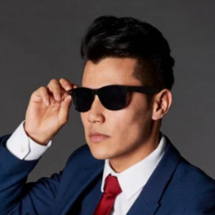 młody mężczyzna z okularami przeciwsłonecznymi