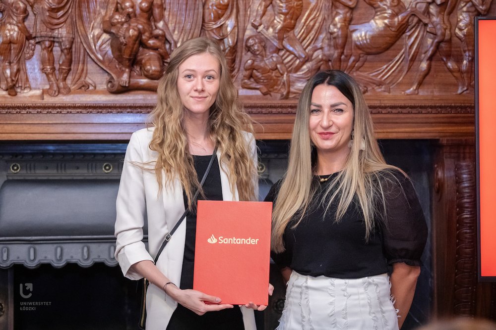 Nagrodzeni studenci pozujący do zdjęcia z dyplomami